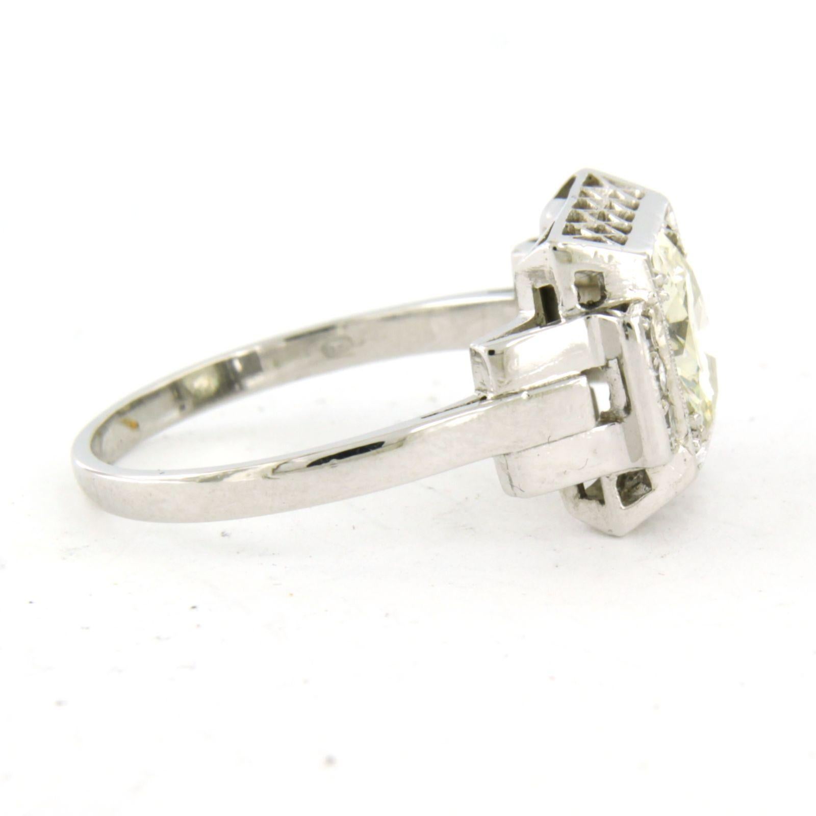 Bague Art Déco en platine sertie d'un diamant central taille brillant jusqu'à 2.20 ct - N/O - SI - et de diamants taille unique jusqu'à 0.10 ct - F/G - VS/SI - taille de bague US 9 - EU 19(60)

Description détaillée

La partie supérieure de l'anneau