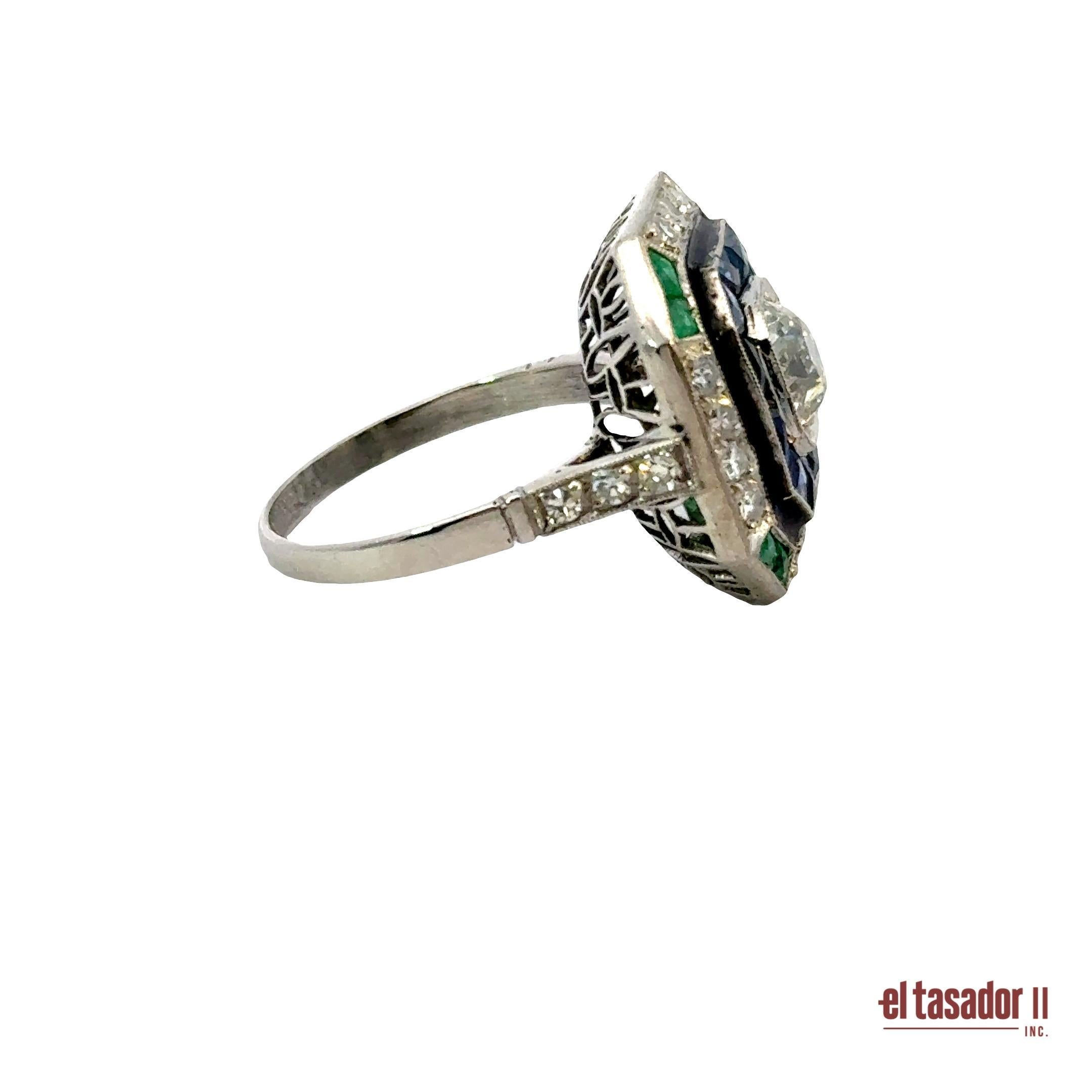 Dieser aus Platin gefertigte Ring im antiken Stil ist ein atemberaubendes geometrisches Meisterwerk. Im Mittelpunkt steht ein Brillant von 1,29 Karat, umgeben von einem kühnen Halo aus blauen Saphiren im Kaliberschliff von 3,82 Karat. Ein zweiter