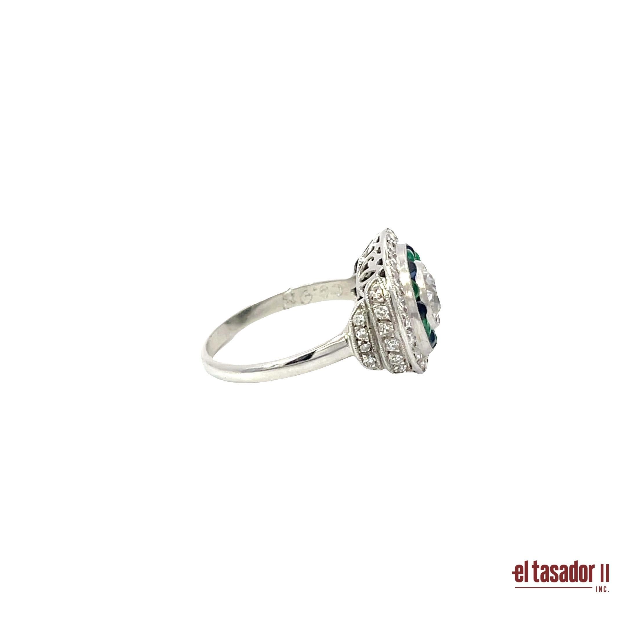 Art déco Bague Art Déco en platine avec diamants, saphirs et émeraudes en vente