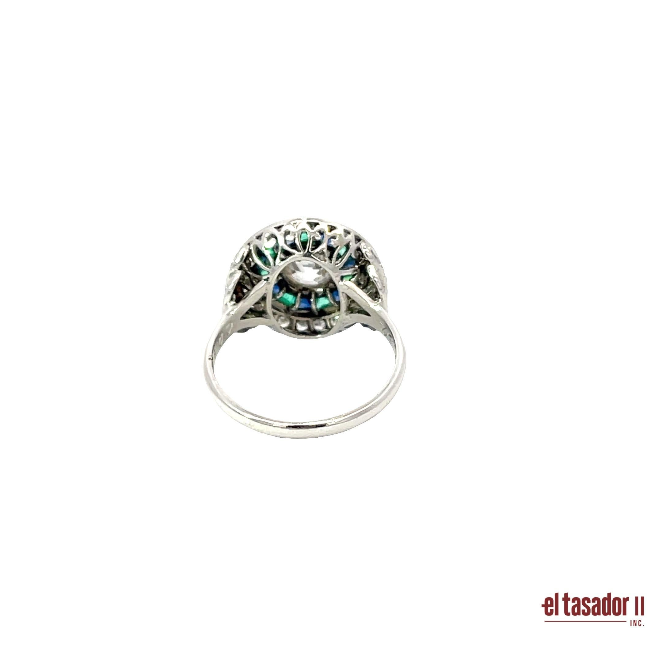 Taille brillant Bague Art Déco en platine avec diamants, saphirs et émeraudes en vente