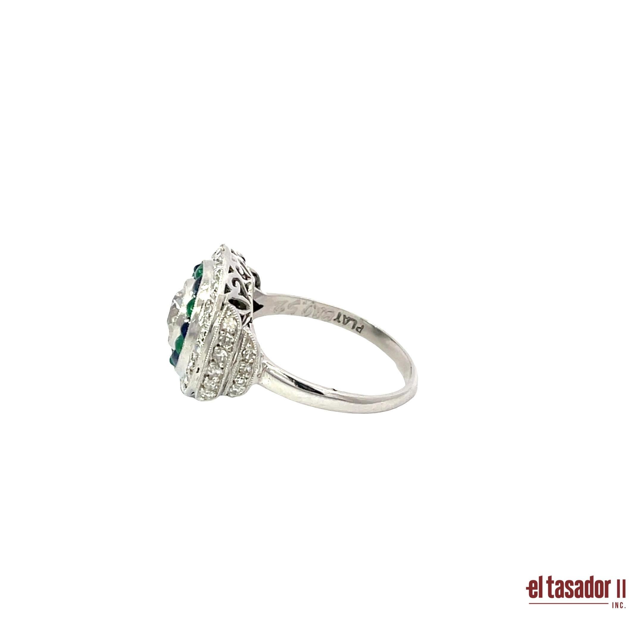 Bague Art Déco en platine avec diamants, saphirs et émeraudes Neuf - En vente à Aventura, FL