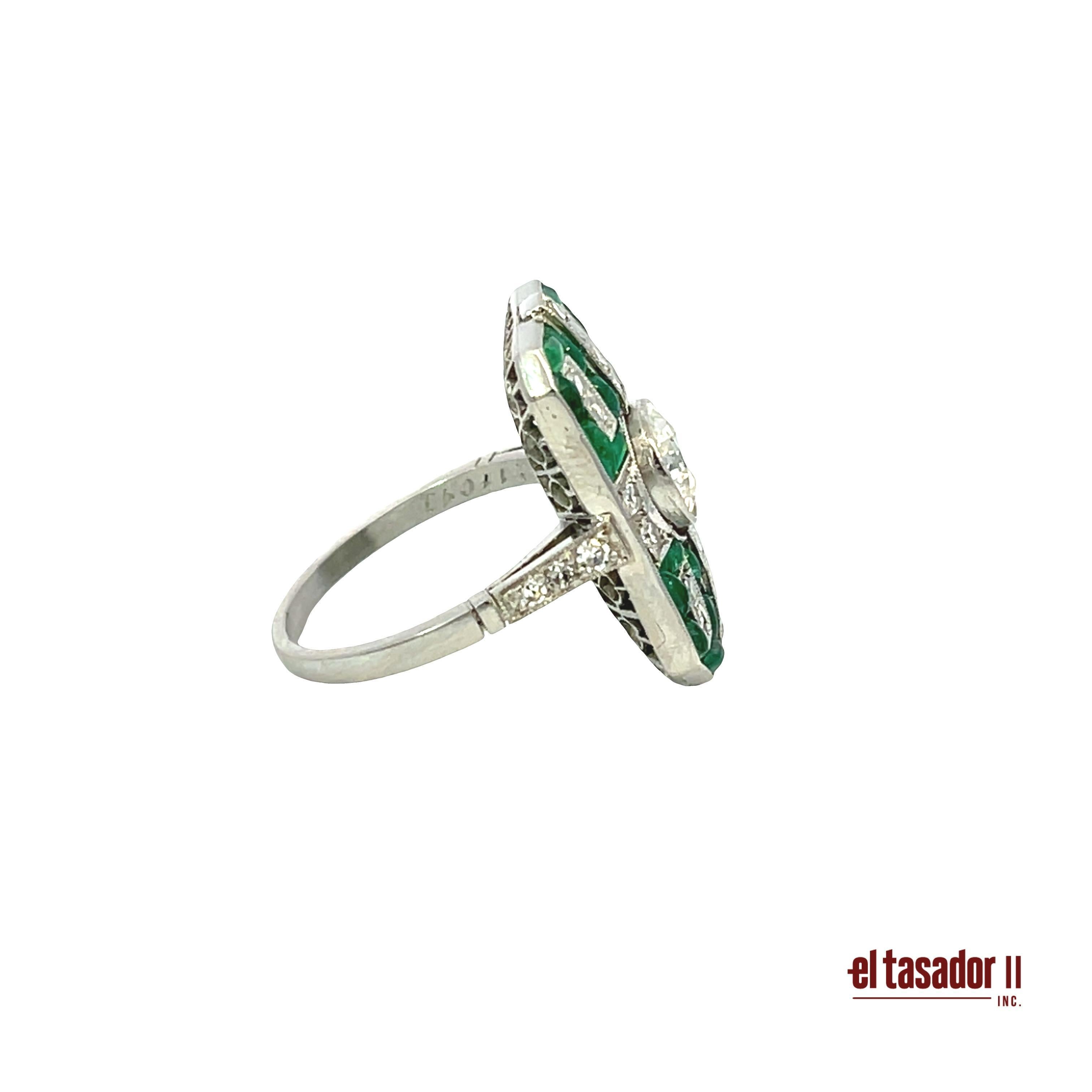 Taille brillant Bague Art Déco en platine avec diamants et émeraudes cabochon - 7,4 g en vente