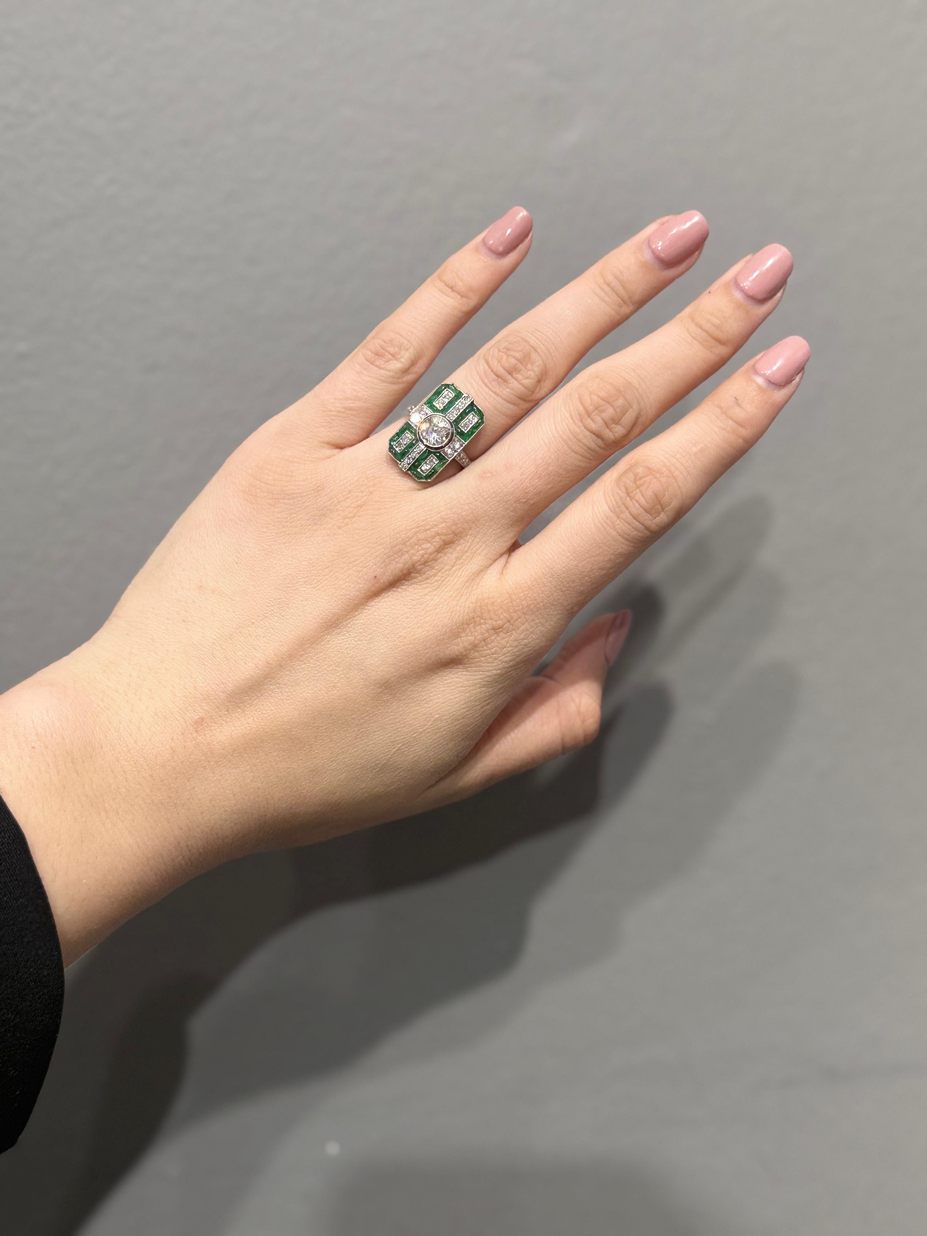 Bague Art Déco en platine avec diamants et émeraudes cabochon - 7,4 g en vente 1