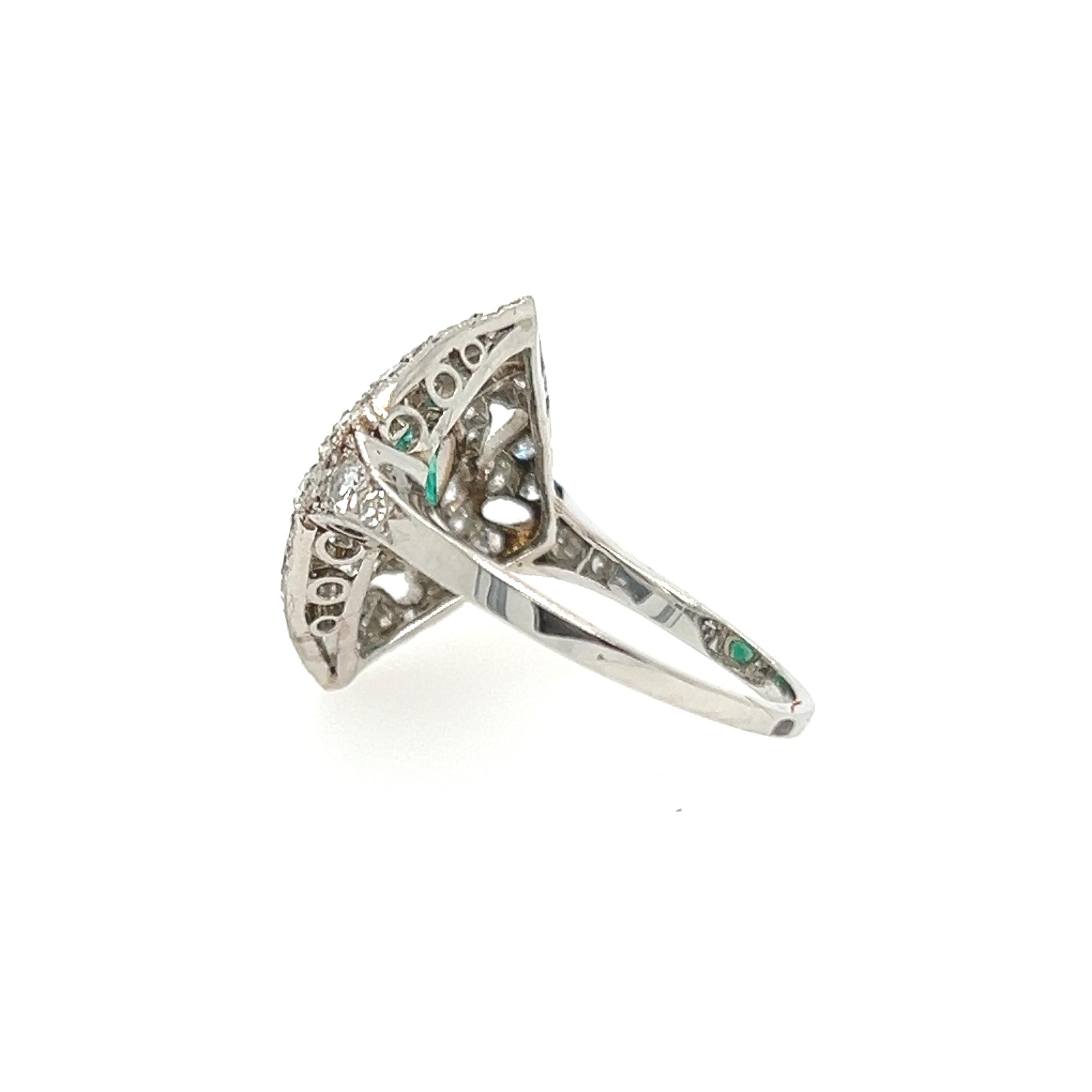 Art Deco Platinum Ring with Diamonds and Emerald For Sale 1