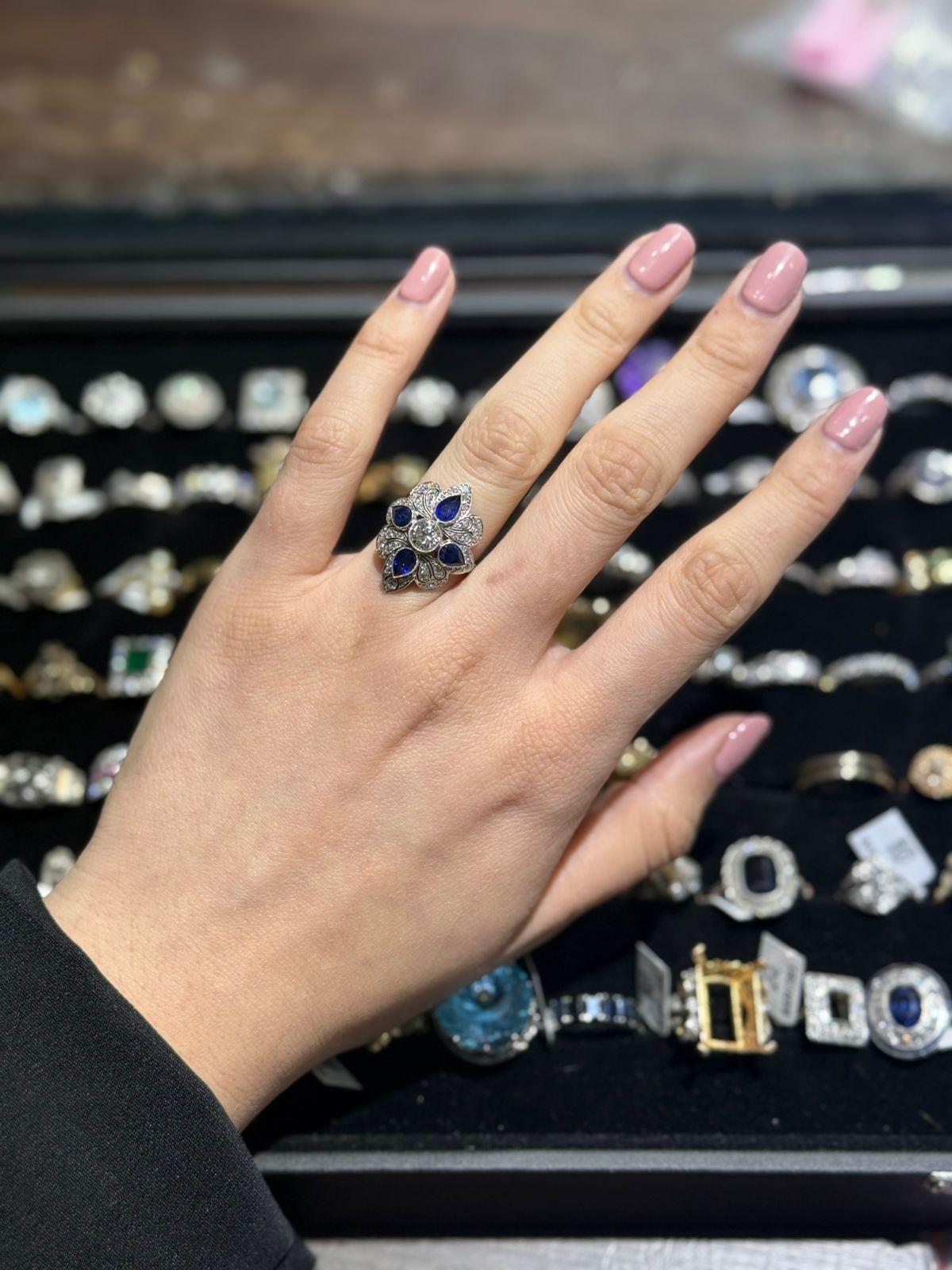 Bague Art déco en platine avec diamants et gouttes de saphir - 8,4 g en vente 1