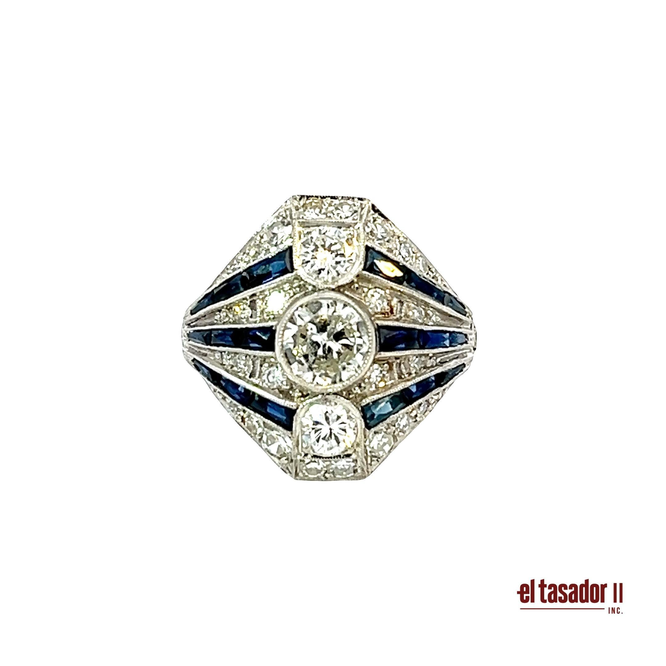 Un sorprendente anello in platino Art Deco che mostra un'eccezionale maestria e un equilibrio geometrico. Al centro, un diamante a taglio brillante di circa 0,76 carati irradia luce, completato da altri 0,92 carati di brillanti accuratamente