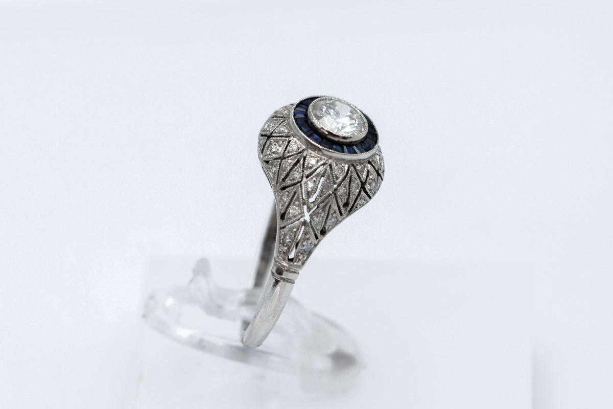 Brilliant Cut Art Deco platinum ring with 0.45ct diamond and sapphires, circa 1930s. For Sale