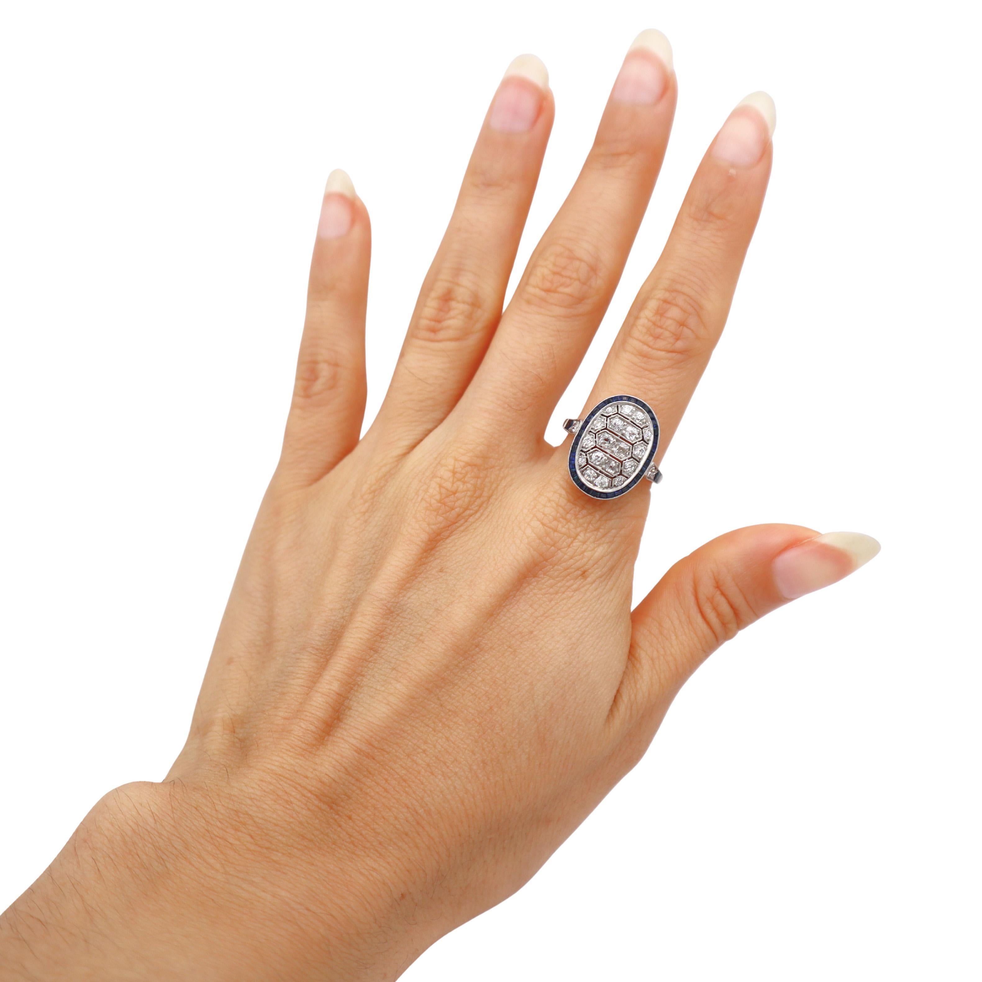 Dieser atemberaubende Art-Déco-Ring verkörpert die geometrische Eleganz der 1920er Jahre. Er ist aus glänzendem Platin gefertigt und mit 20 Diamanten aus alten Minen von insgesamt 0,80 Karat in wunderschöner H-Farbe und VS-Reinheit besetzt, die von