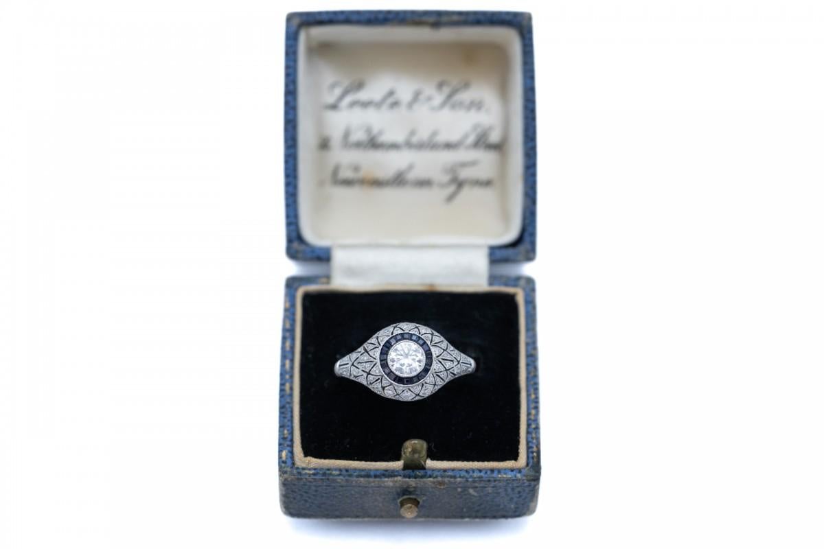 Art Deco platinum ring with 0.45ct diamond and sapphires, circa 1930s. For Sale 3