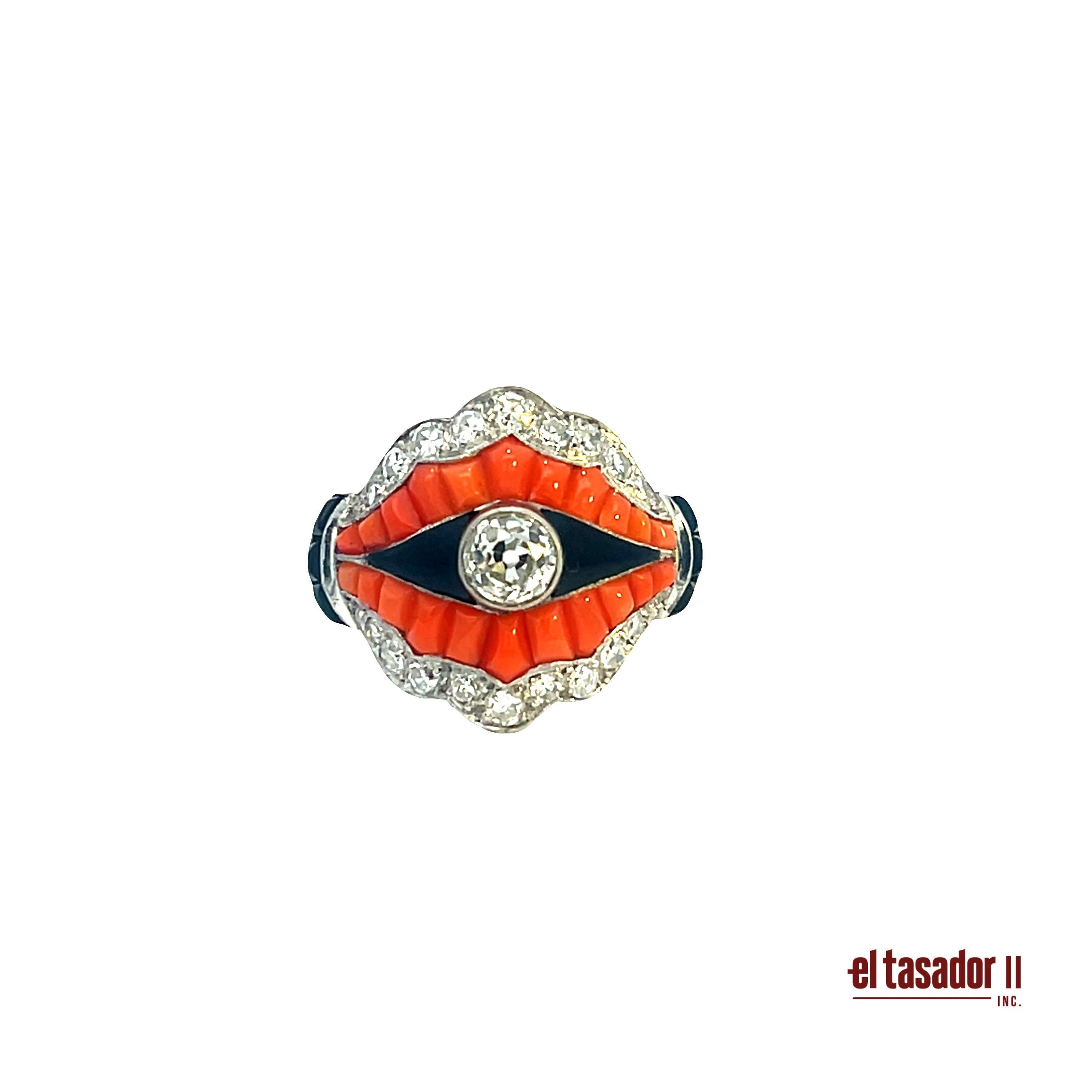 Questo sorprendente anello in platino Art Deco sfoggia un audace design geometrico arricchito da un vivace mix di materiali. Al centro si trova un diamante vecchio taglio europeo di circa 0,80 carati, circondato da 0,71 carati di diamanti d'accento