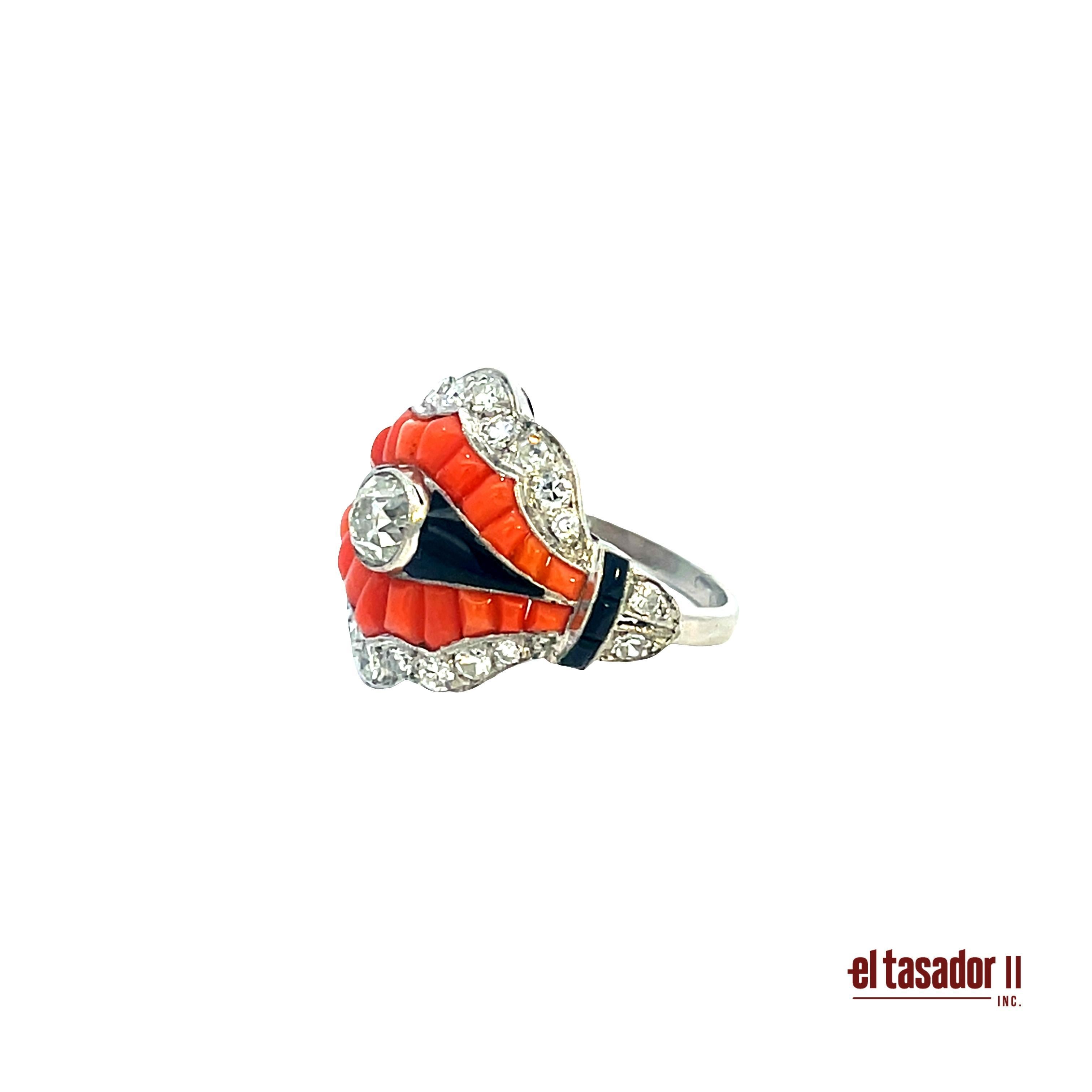 Art Déco Anello Art Deco in platino con diamanti, corallo, onice e smalto in vendita