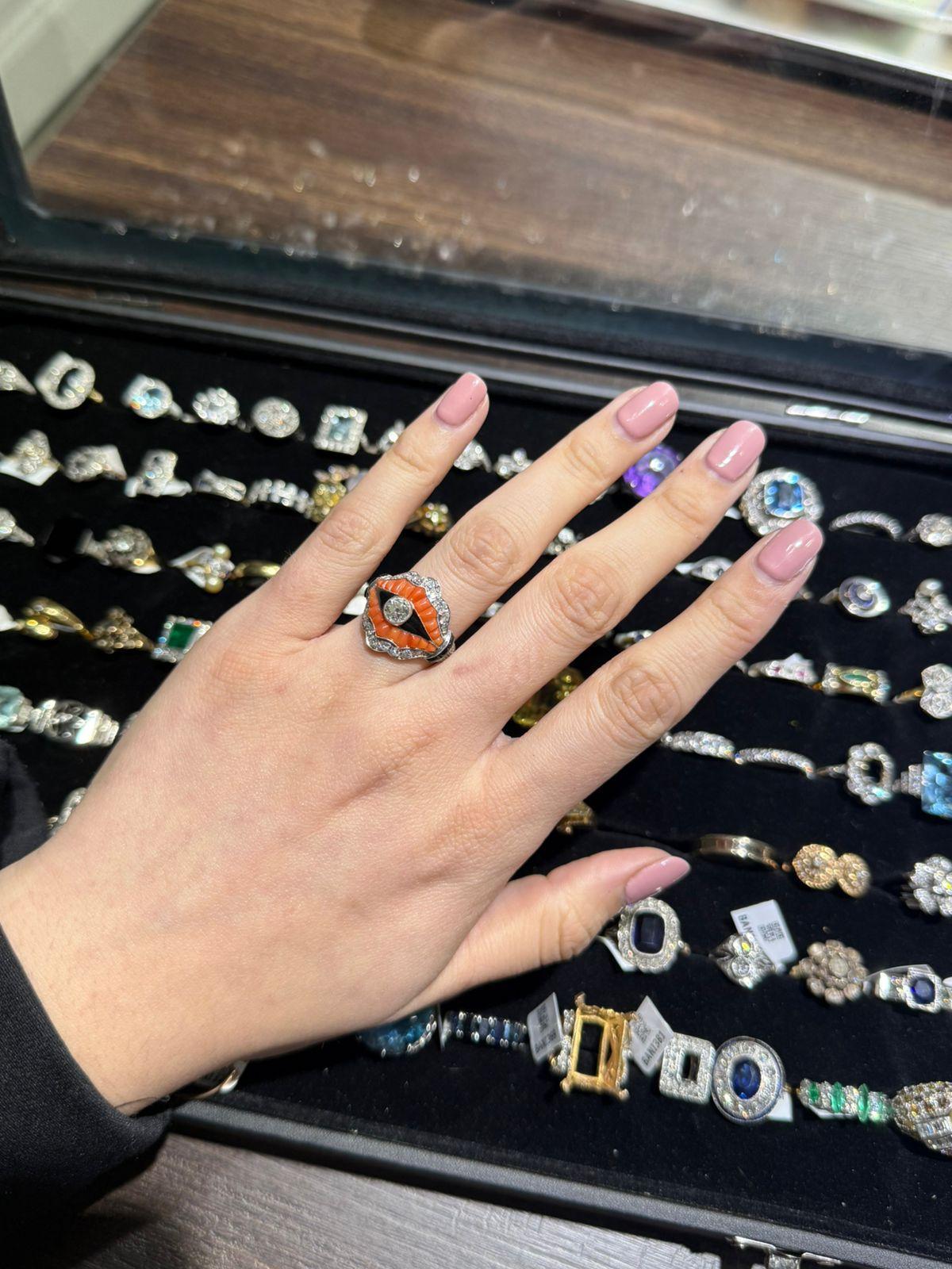 Donna Anello Art Deco in platino con diamanti, corallo, onice e smalto in vendita