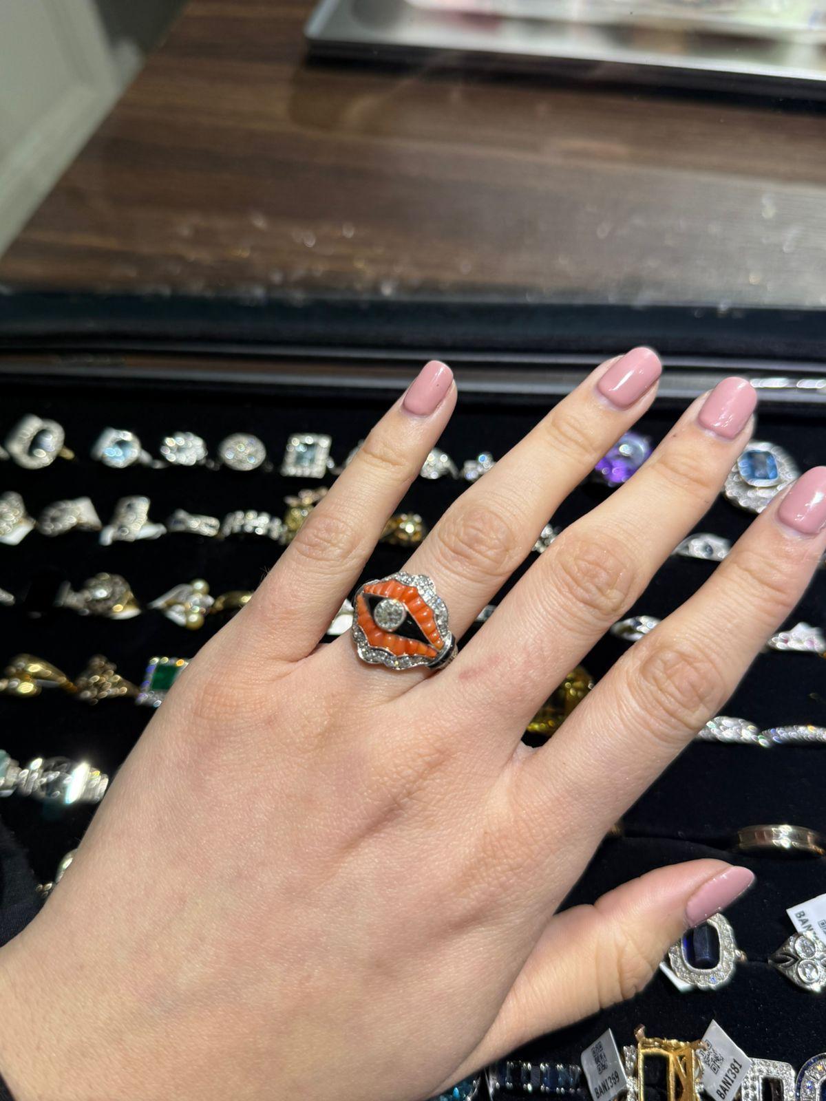 Anello Art Deco in platino con diamanti, corallo, onice e smalto in vendita 1