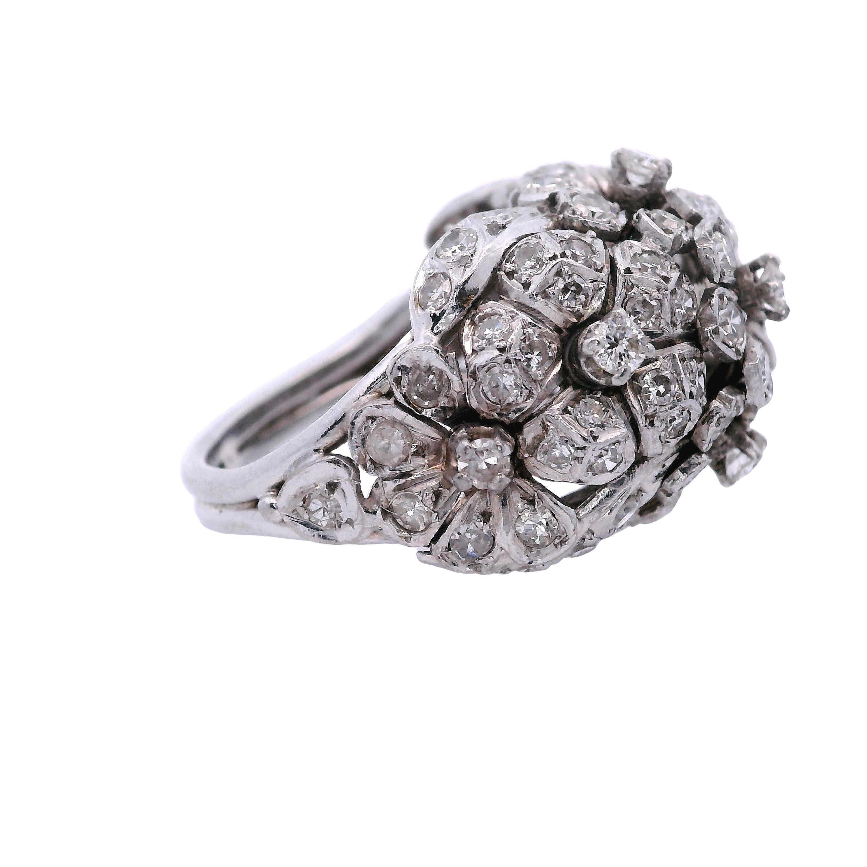 1930 Art Deco Platinum flower Ring with Diamonds In Excellent Condition For Sale In Aventura, FL