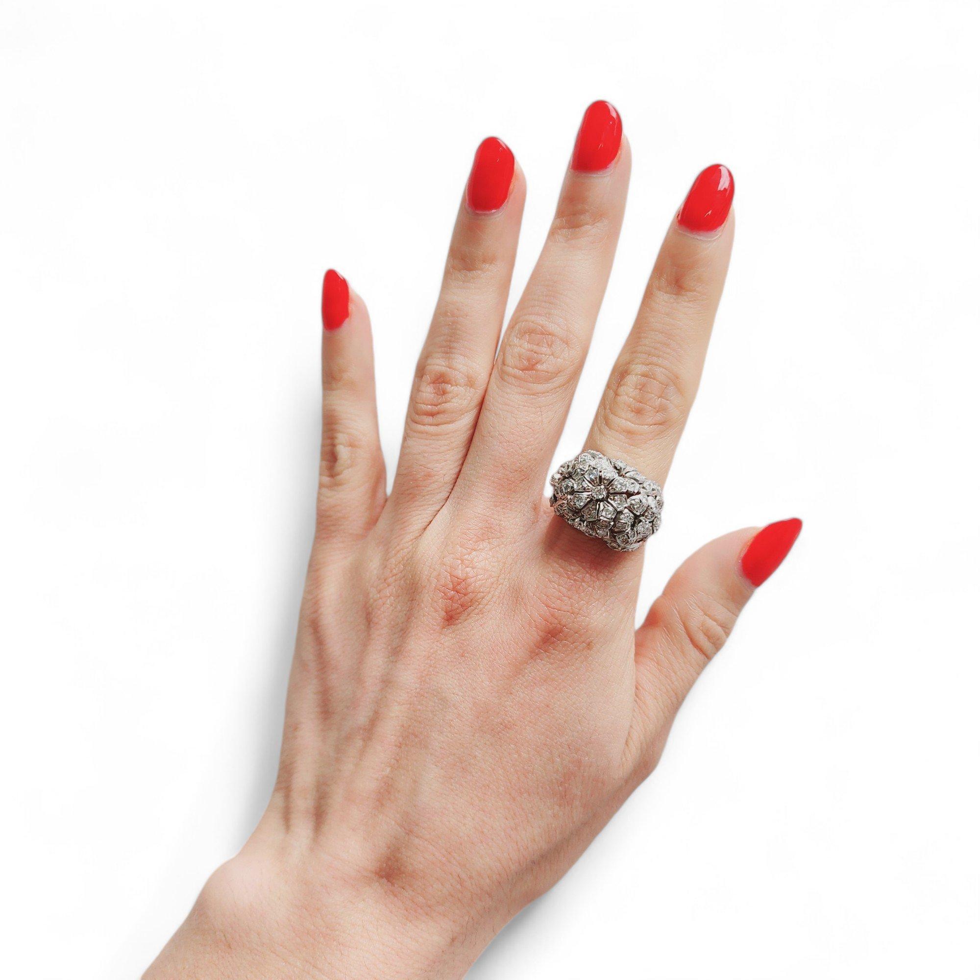 1930 Art Deco Platinum flower Ring with Diamonds For Sale 1