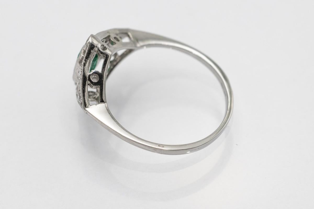 Art Deco platinum ring with emerald and diamonds, circa 1930s. In Good Condition For Sale In Chorzów, PL