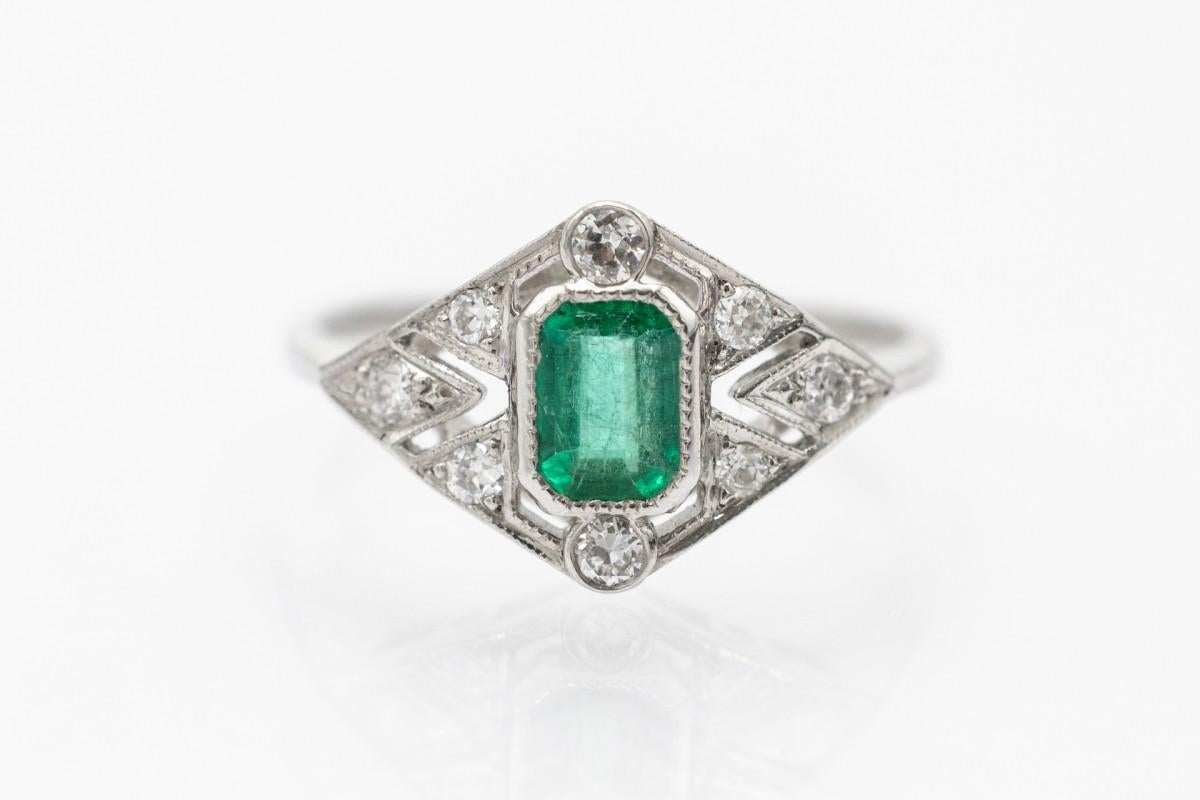 Women's or Men's Art Deco platinum ring with emerald and diamonds, circa 1930s. For Sale