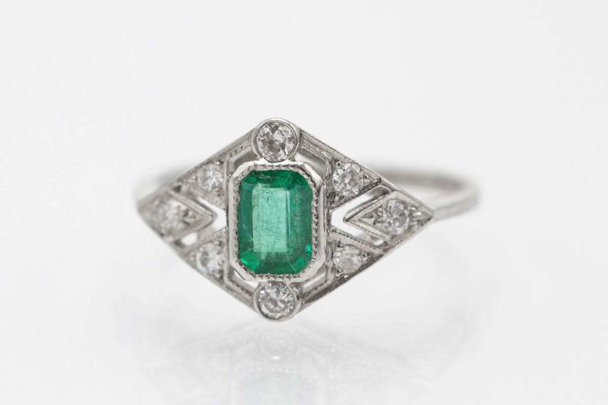 Art Deco platinum ring with emerald and diamonds, circa 1930s. For Sale 2