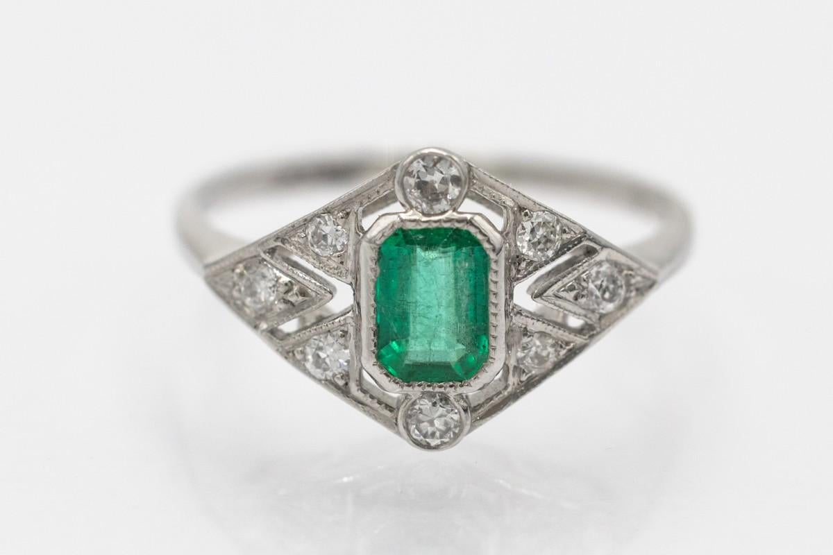Art Deco platinum ring with emerald and diamonds, circa 1930s. For Sale 3