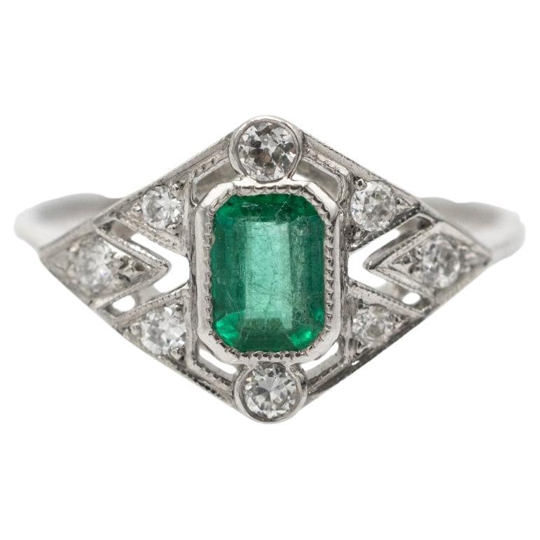 Art Deco platinum ring with emerald and diamonds, circa 1930s. For Sale