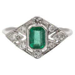 Art-Déco-Ring aus Platin mit Smaragd und Diamanten, ca. 1930er Jahre.