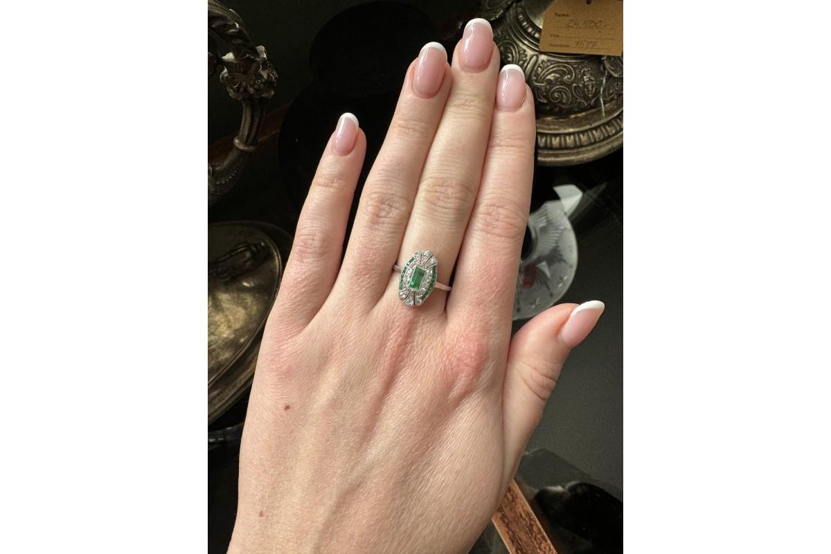 Anello in platino Art Deco antico. L'anello è incastonato con 17 smeraldi per un peso totale di 0,60 carati. Questi smeraldi hanno un colore verde intenso che attrae l'occhio e aggiunge espressività all'intera composizione. Il loro colore verde