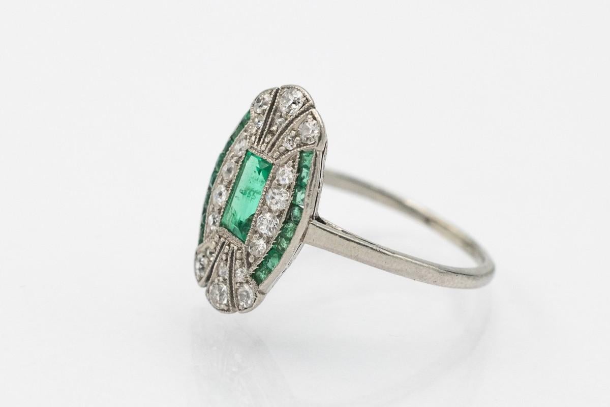 Taglio antico europeo Anello Art Deco in platino con smeraldi e diamanti, anni '30 circa. in vendita