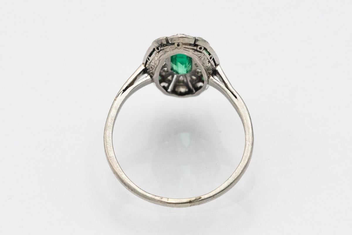 Anello Art Deco in platino con smeraldi e diamanti, anni '30 circa. In condizioni buone in vendita a Chorzów, PL