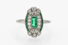 Art-Déco-Ring aus Platin mit Smaragden und Diamanten, ca. 1930er Jahre.