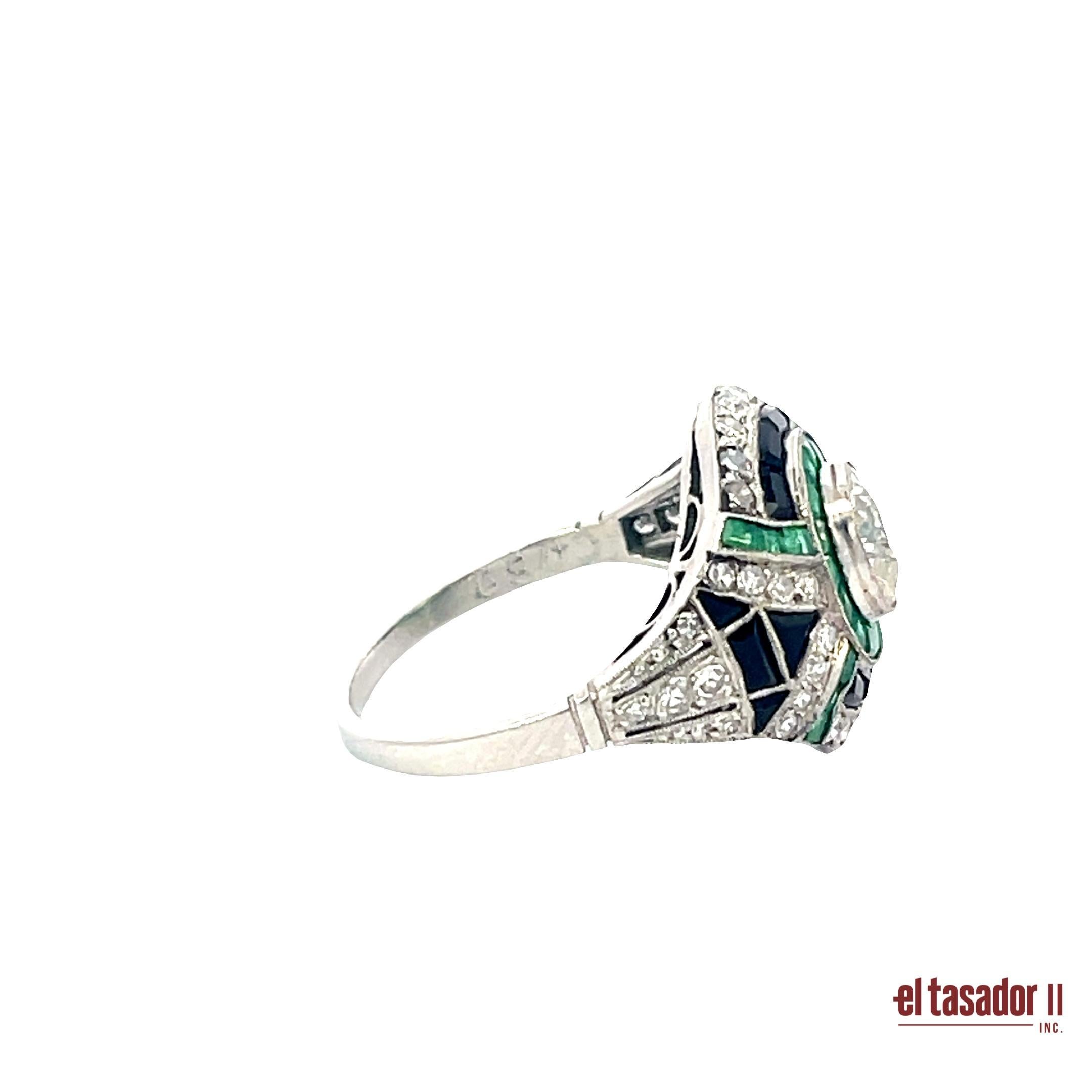 Anillo Art Decó de Platino con Esmeraldas, Ónix Negro y Centro de Diamantes Corte brillante en venta
