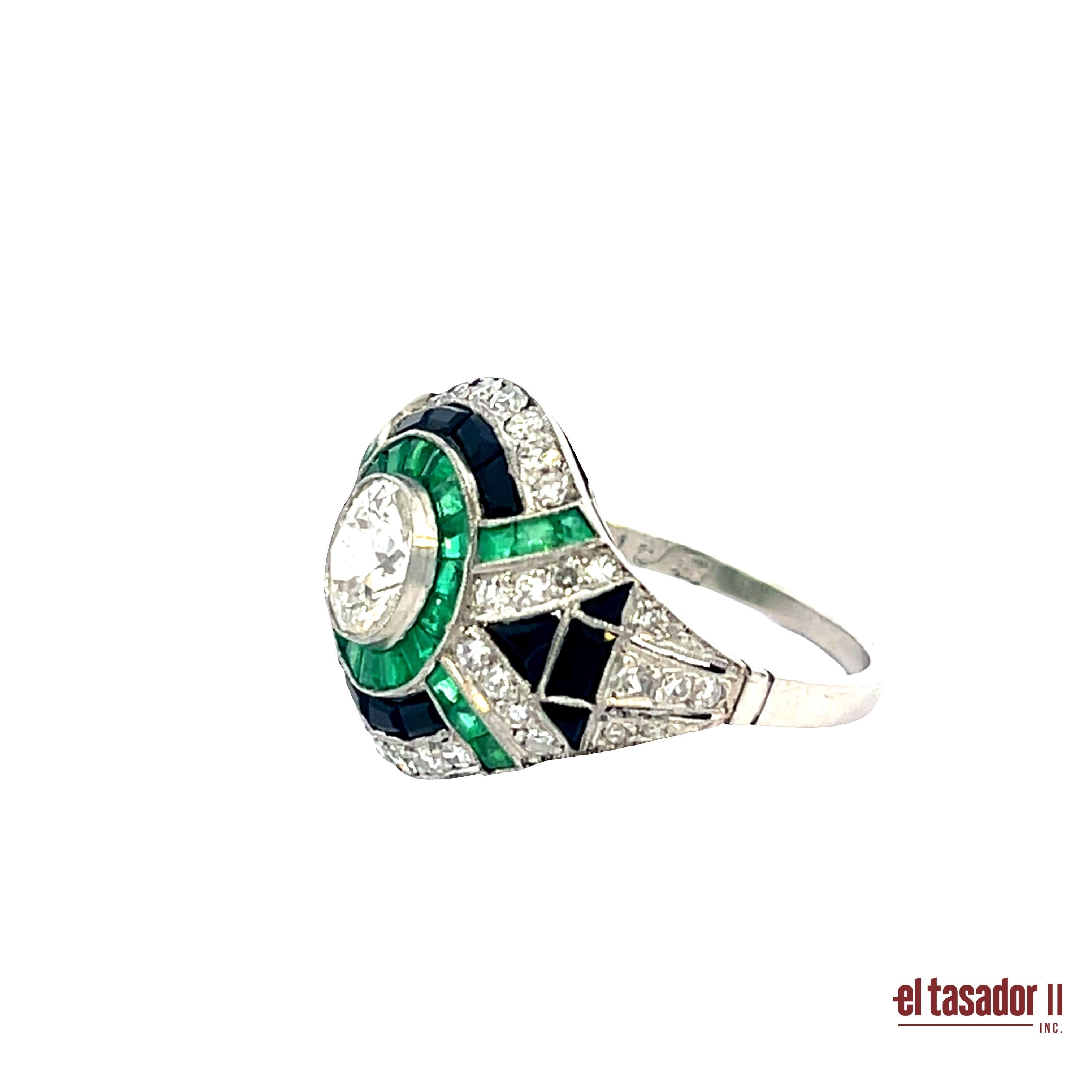 Anillo Art Decó de Platino con Esmeraldas, Ónix Negro y Centro de Diamantes en venta 1
