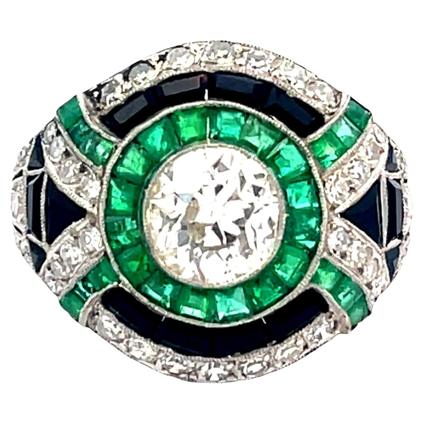 Anillo Art Decó de Platino con Esmeraldas, Ónix Negro y Centro de Diamantes en venta