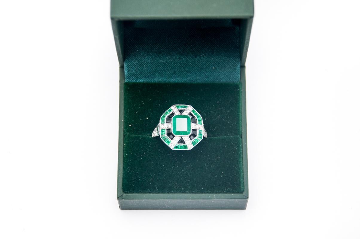 Emerald Cut Art Deco platinum ring with emeralds, onyxes and diamonds, 1940s.