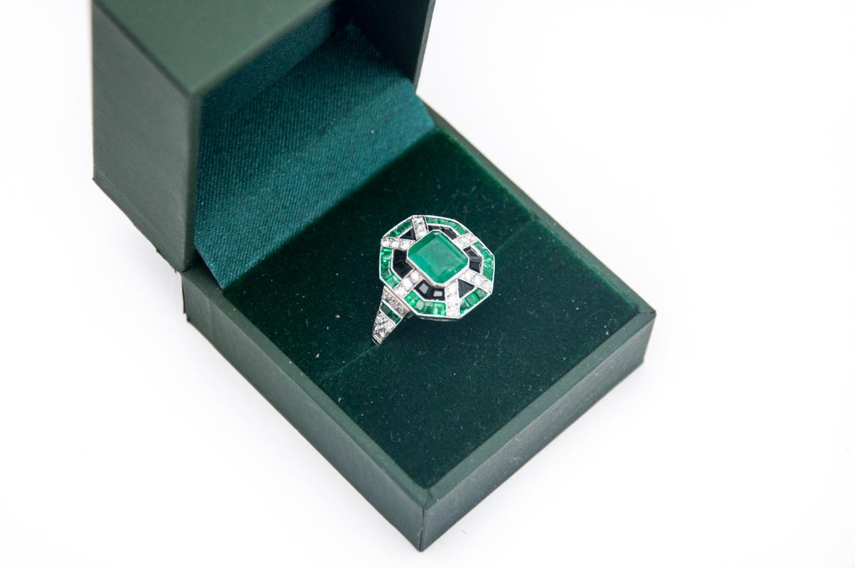 Art Deco platinum ring with emeralds, onyxes and diamonds, 1940s. In Good Condition In Chorzów, PL
