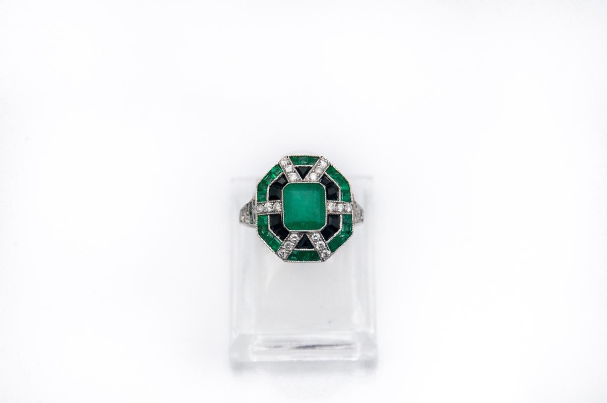 Art Deco platinum ring with emeralds, onyxes and diamonds, 1940s. 1