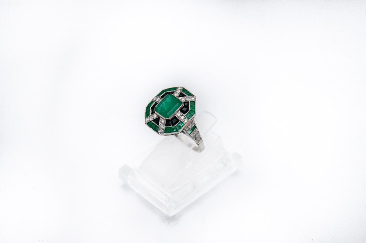 Art Deco platinum ring with emeralds, onyxes and diamonds, 1940s. 2