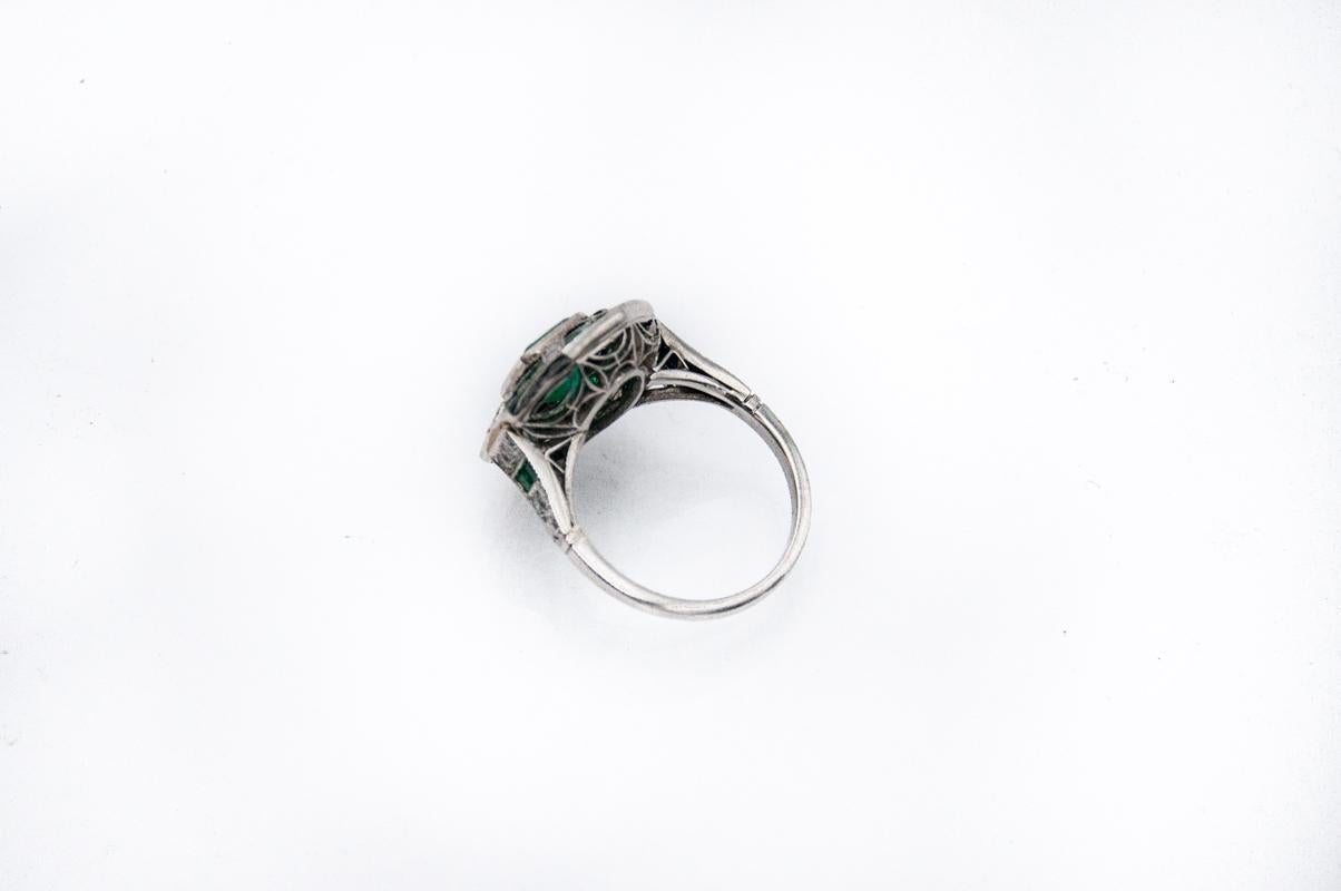 Art Deco platinum ring with emeralds, onyxes and diamonds, 1940s. 3
