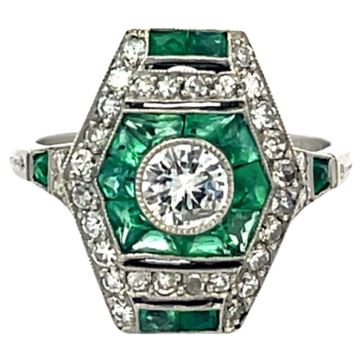 Bague Art déco en platine avec émeraude hexagonale et diamant en vente