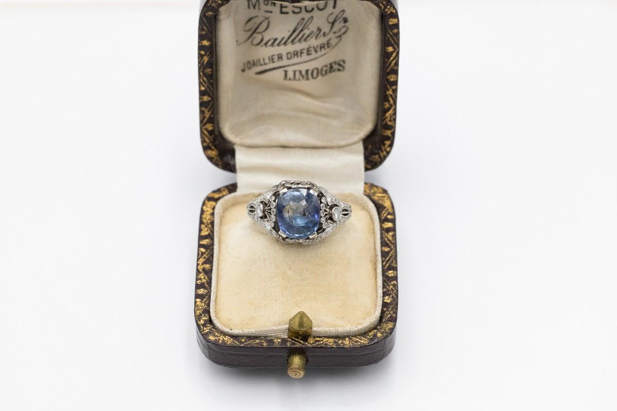 Bague Art déco en platine avec un impressionnant saphir non traité et des diamants, années 1930. en vente 5