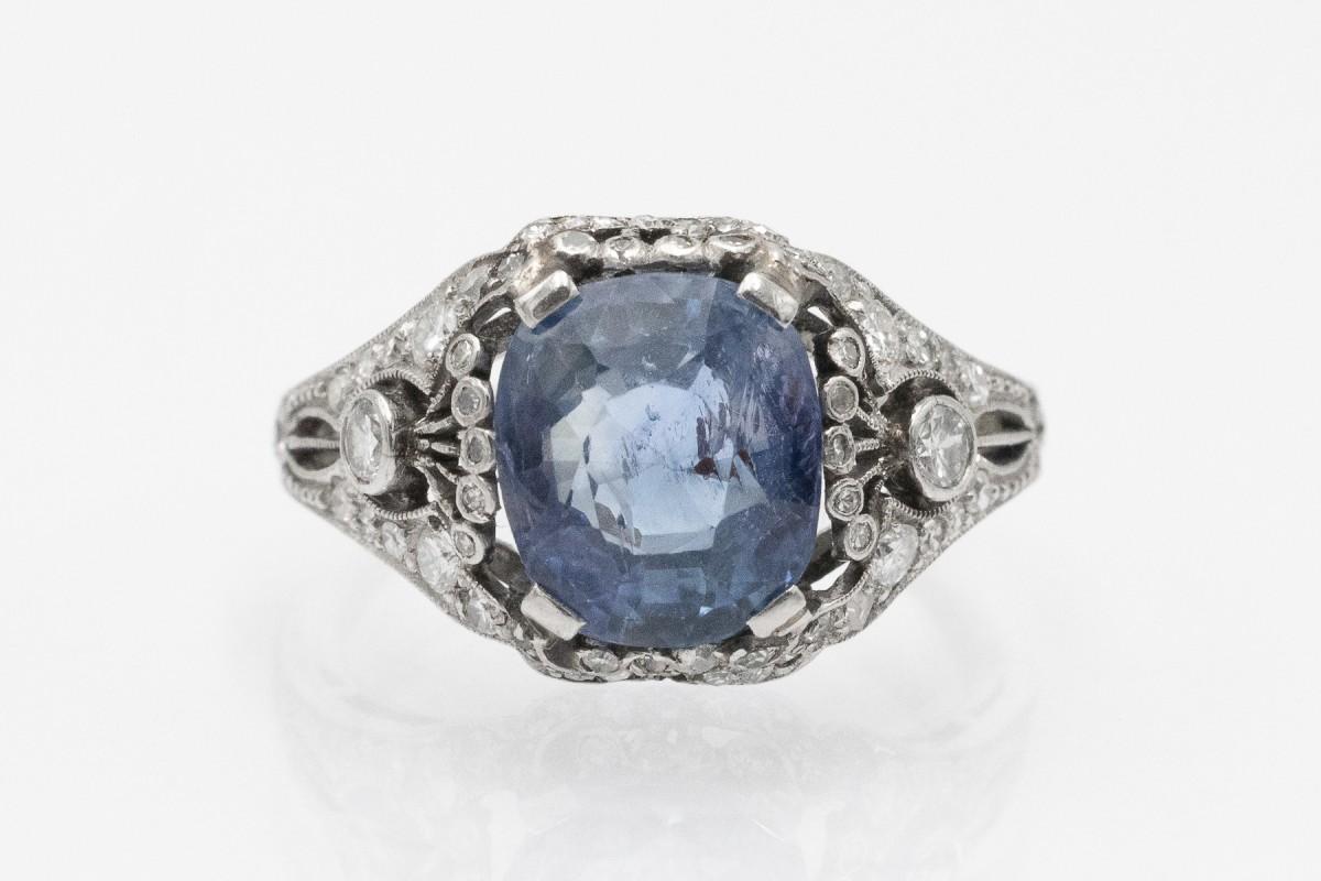 Taille coussin antique Bague Art déco en platine avec un impressionnant saphir non traité et des diamants, années 1930. en vente
