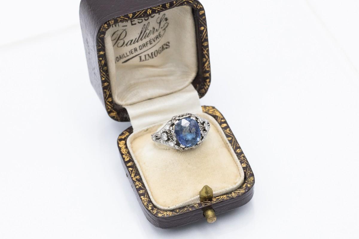 Bague Art déco en platine avec un impressionnant saphir non traité et des diamants, années 1930. Bon état - En vente à Chorzów, PL