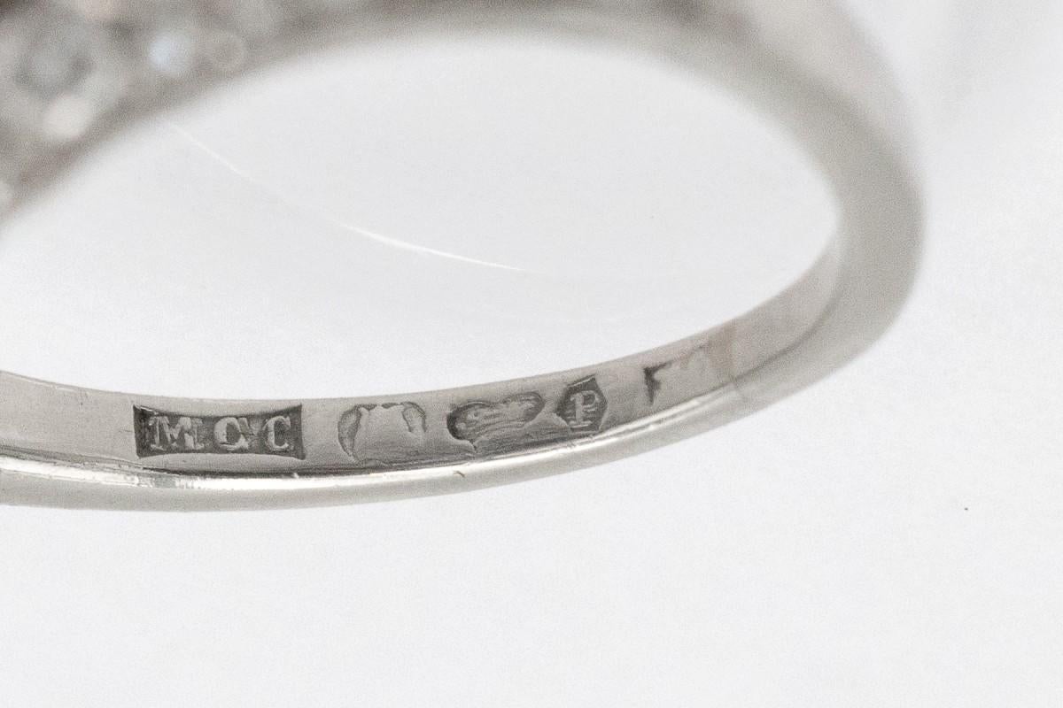 Bague Art déco en platine avec un impressionnant saphir non traité et des diamants, années 1930. Pour femmes en vente
