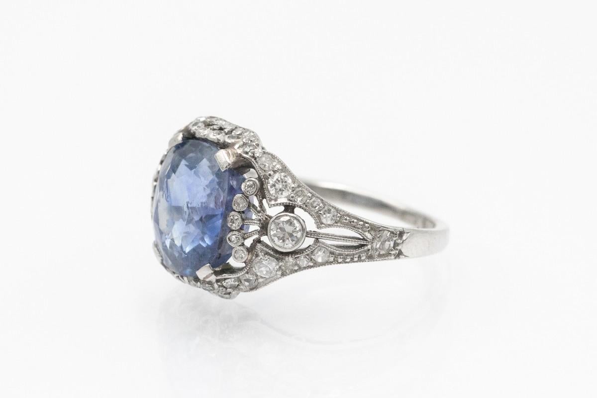 Bague Art déco en platine avec un impressionnant saphir non traité et des diamants, années 1930. en vente 1