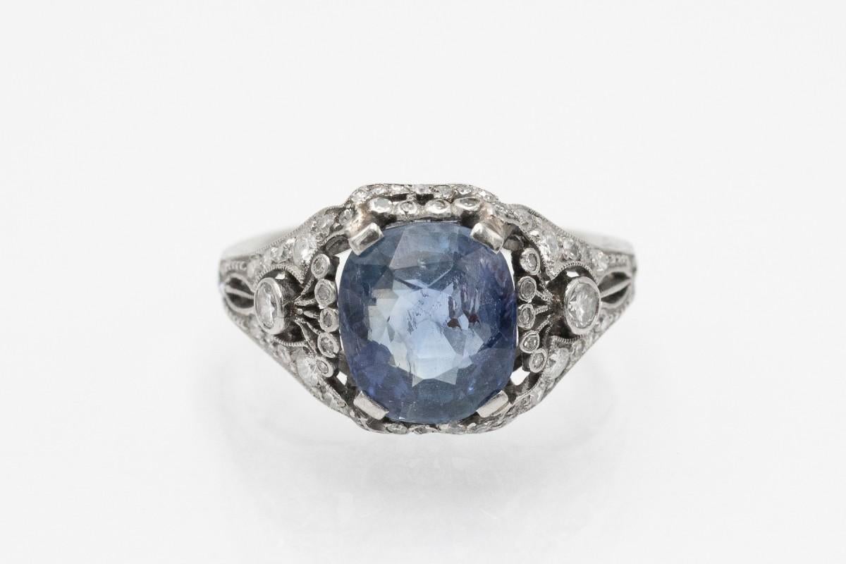 Bague Art déco en platine avec un impressionnant saphir non traité et des diamants, années 1930. en vente 2