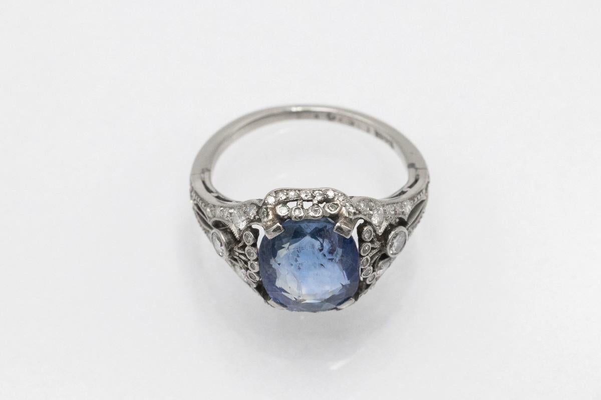 Bague Art déco en platine avec un impressionnant saphir non traité et des diamants, années 1930. en vente 3