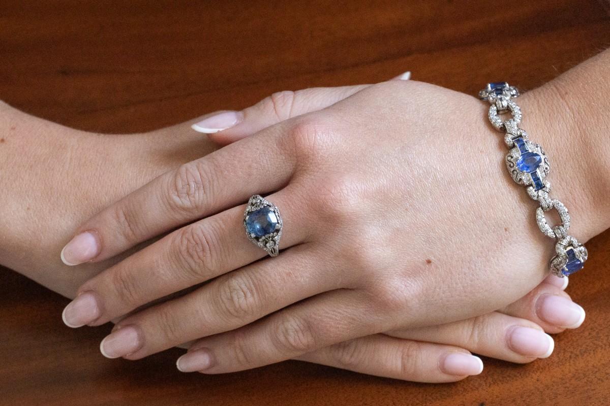 Bague Art déco en platine avec un impressionnant saphir non traité et des diamants, années 1930. en vente 4