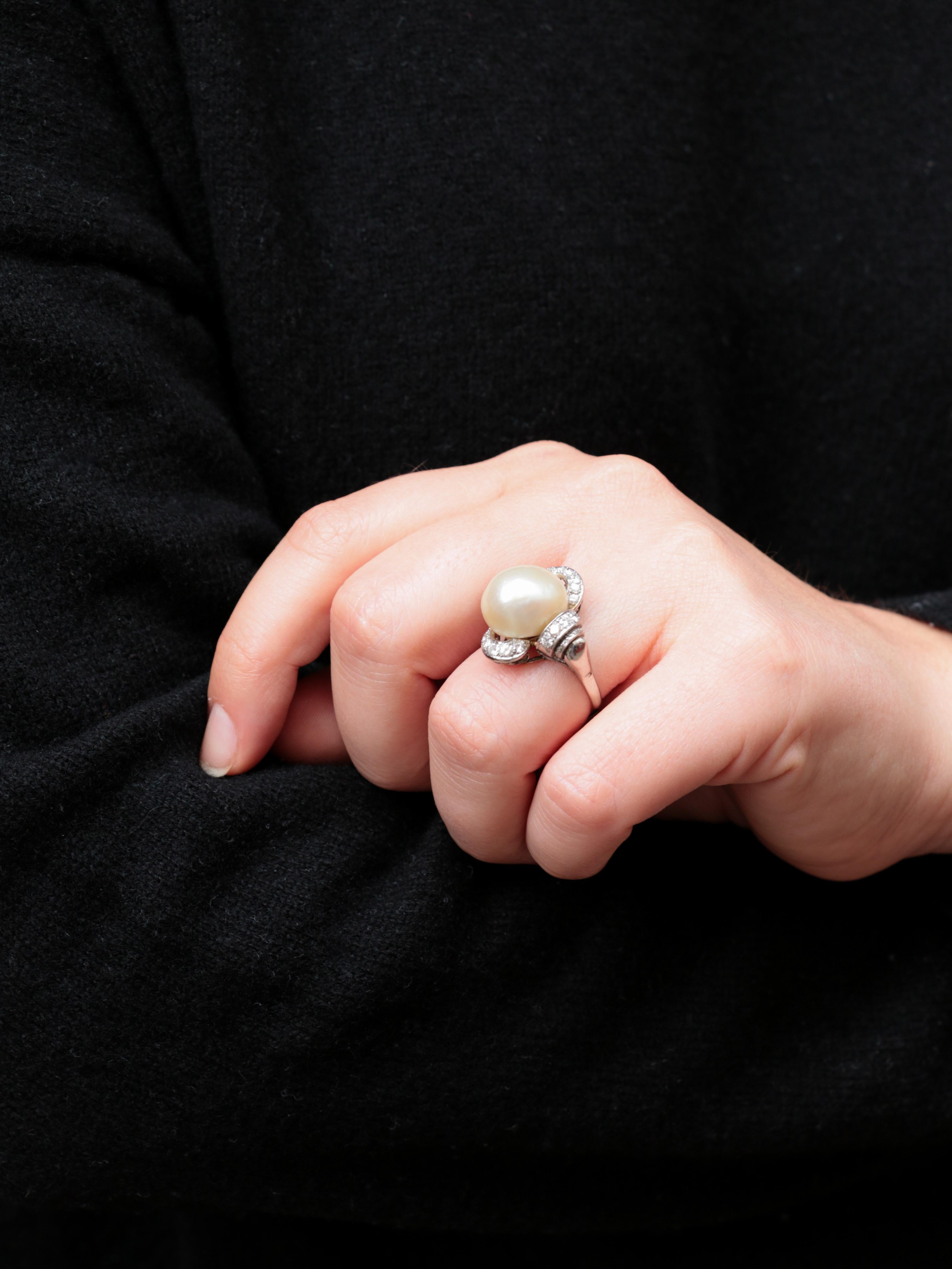 Bague en platine sertie d'une grande perle baroque dans une monture de diamants de forme libre. Le poids total de la monture de diamants est d'environ 0,6 ct, et les pierres sont de belle qualité.
Les perles naturelles dont le diamètre dépasse 10 mm