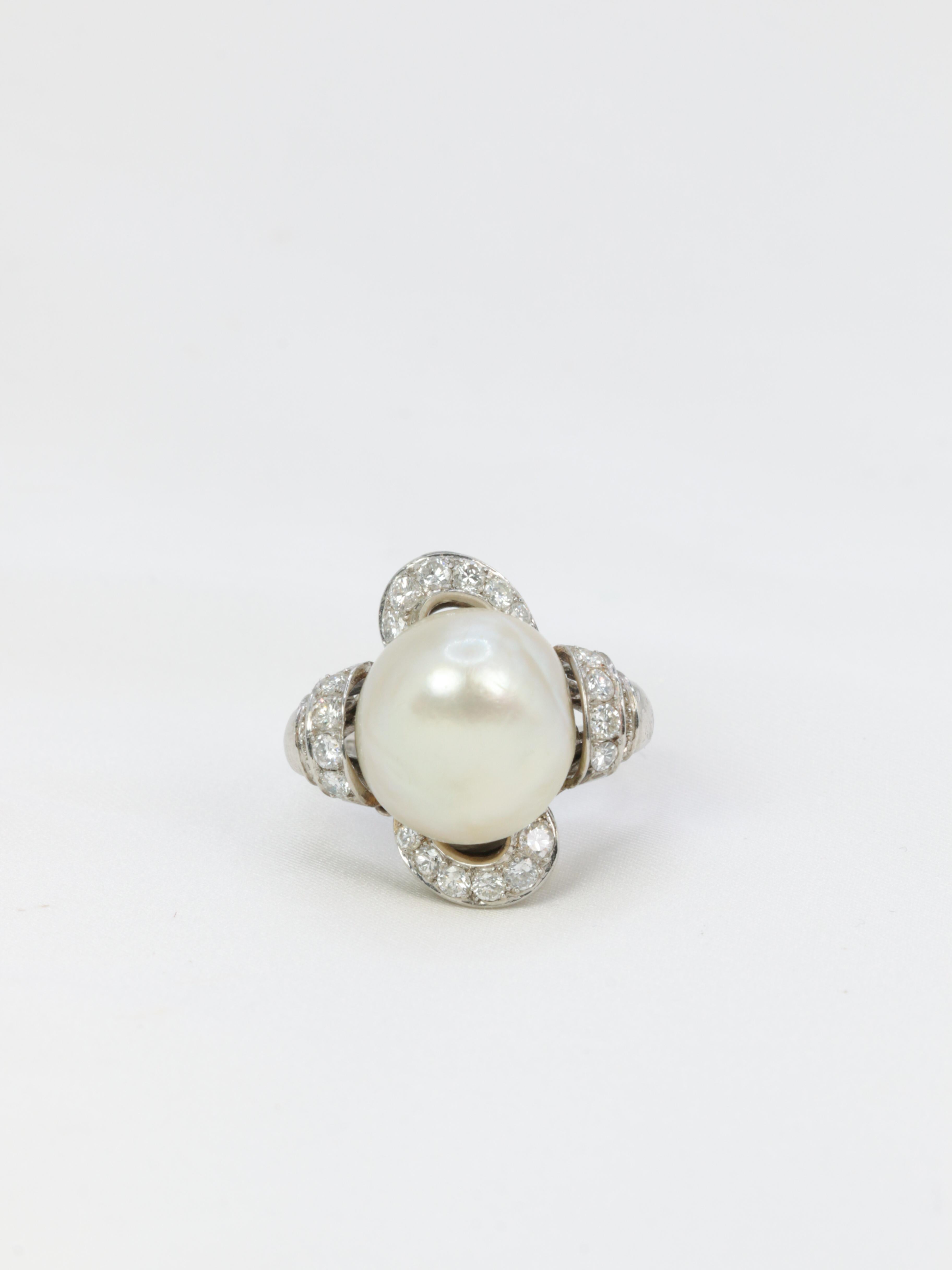 Taille ronde Bague Art déco avec perles naturelles et diamants en vente