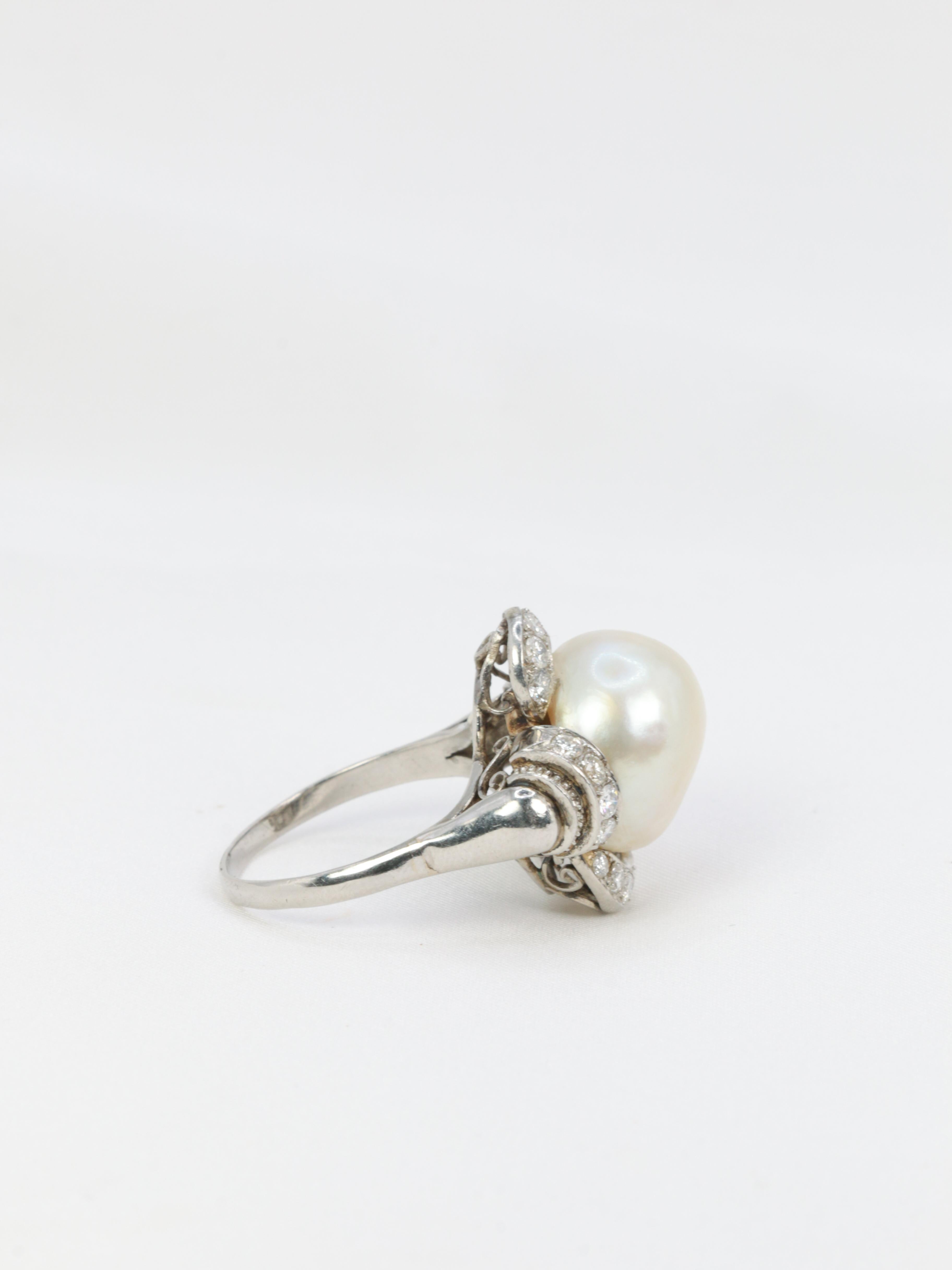 Round Cut Art-Deco platinum ring with natural pearl and diamonds For Sale