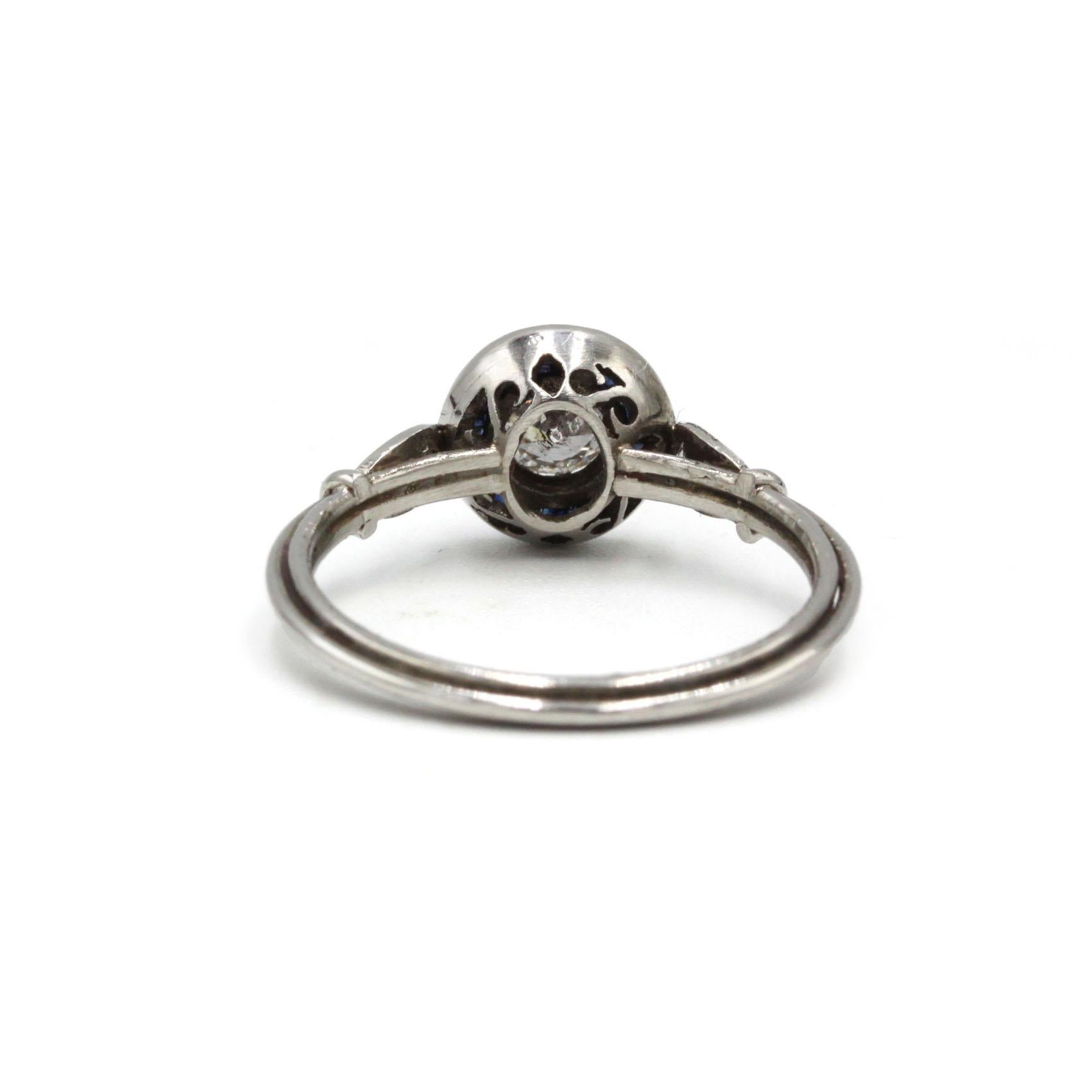 Art Deco Platinring mit Altschliff-Diamant und kalibriertem Saphir-Halo Damen im Angebot